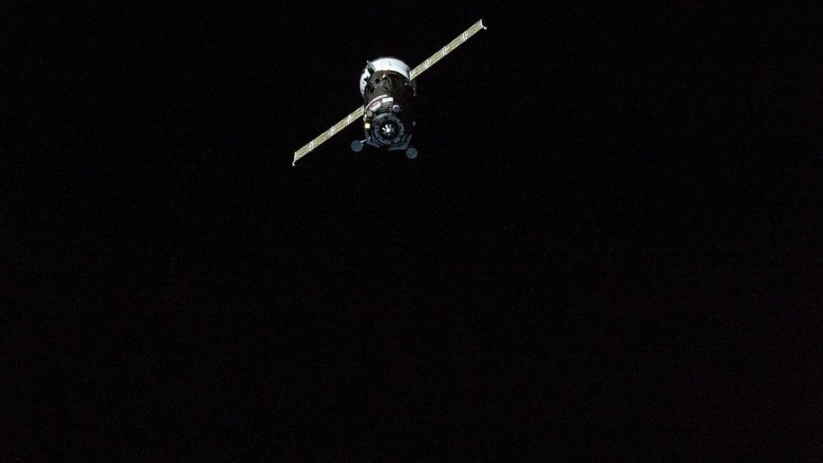 Naši zásobovací loď u ISS zřejmě poškodil náraz zvenčí, tvrdí Rusové
